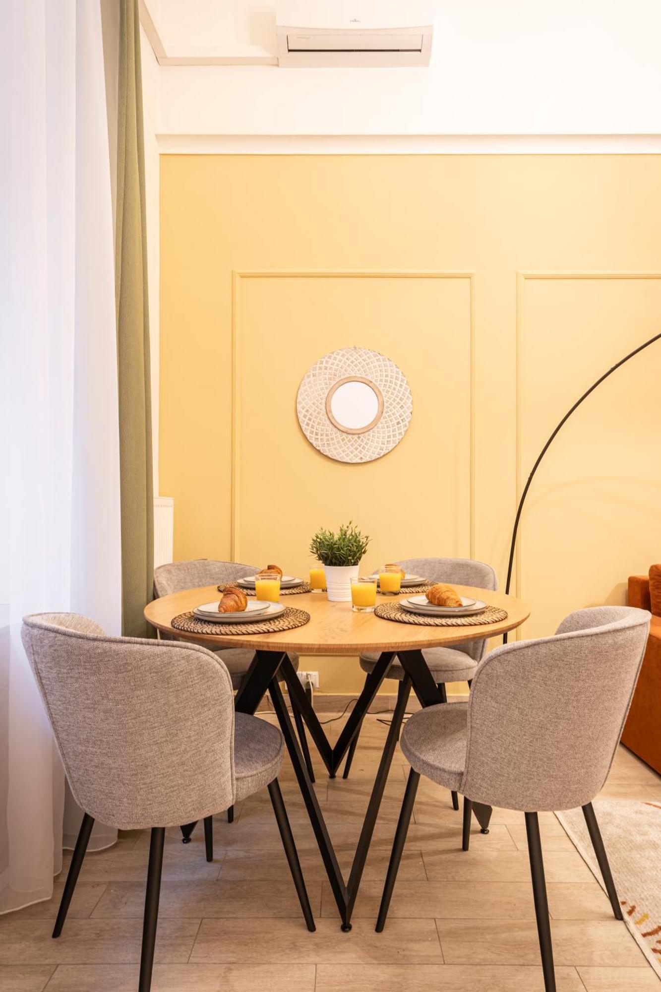 Lively Downtown Haven Apartmán